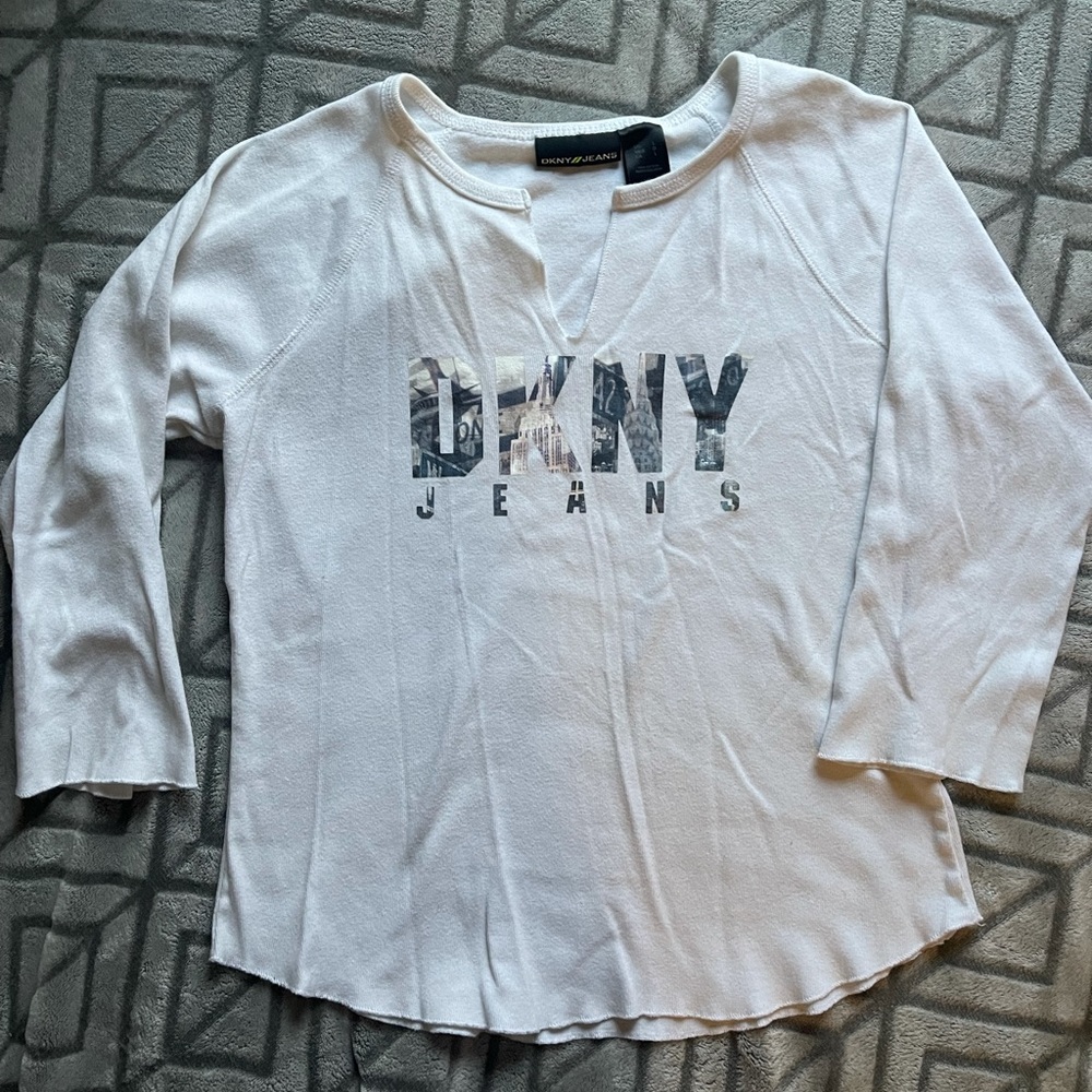 REALLY CUTE DKNY QUARTER SLEEVE TEE V NOTCHED NECK WITH DKNY JEANS ON FRONT SZ L